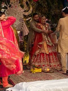 Tejashwi Yadav Marriage Photos: बचपन की दोस्त रेचल संग शादी के बंधन में बंधे तेजस्वी, आशीर्वाद देने पहुंचा पूरा परिवार, बेहद खूबसूरत हैं पत्नी