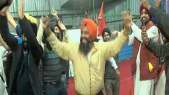 Singhu 'ਤੇ ਢੋਲ ਦੀ ਥਾਪ 'ਤੇ ਕਿਸਾਨਾਂ ਦਾ ਭੰਗੜਾ, ਪਾਈਆਂ ਬੋਲੀਆਂ