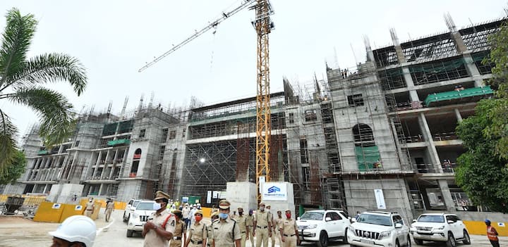 మోడల్ వాటర్ ఫౌంటేన్, లాండ్ స్కేప్, విశ్రాంతి గదులు, మీటింగ్ హాళ్లను సీఎం పరిశీలించారు. స్కై లాంజ్ నిర్మాణం గురించి సీఎం కేసీఆర్ కు అధికారులు వివరించారు.
