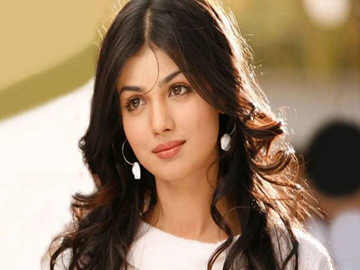 सलमान के साथ फिल्म वांटेड में दिखने वाली क्यूट सी आयशा में काफ़ी बदलाव आ चुका है. आयशा के पहले के चेहरे और अब के चेहरे पर गौर किया जाए तो आप खुद अंदाजा लगा सकते है कि उन्होंने अपनी सुन्दरता को बढ़ाने के लिए कई कॉस्मेटिक सर्जरी करवाई है, लेकिन उनके इस बदले लुक को देख ट्रॉलर्स ने उन्हें खूब ट्रोल किया है, यहां तक कि उनके फैंस को भी उनका ये बदला लुक कुछ खासा पसंद नही आया.