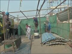 Singhu Border: बैरिकेडिंग हटने के बाद शुरू हुआ सड़क के गड्ढों की मरम्मत का काम