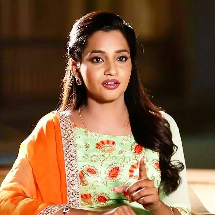 சமீபத்தில் நல்ல வரவேற்பை பெற்ற தேன் படத்தின் நாயகியாக அசத்தலாக நடித்திருந்தார்.
