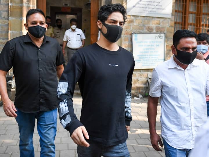 Aryan Khan Case relief by mumbai high court on bail conditions every friday ncb office Mumbai Cruise Drugs Case : आर्यन खानला दिलासा; दर आठवड्याला मुंबई NCB च्या कार्यालयात हजेरी लावण्याची अट शिथील