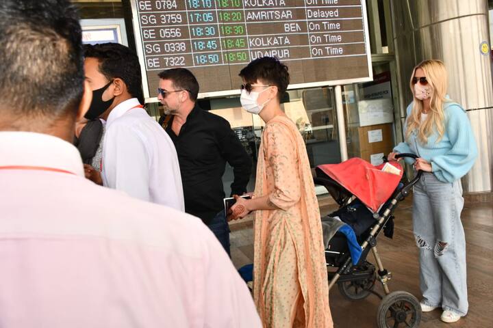 कैटरीना कैफ की सिस्टर्स को एक साथ जयपुर एयरपोर्ट पर एंट्री करते हुए स्पॉट किया गया.