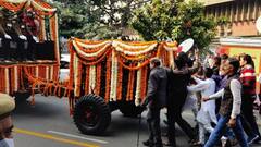 Bipin Rawat Last Rite: পদযাত্রায় সামিল অসংখ্য মানুষ! শেষযাত্রায় দৌড়লেন সেনা জওয়ানরা | Bangla News