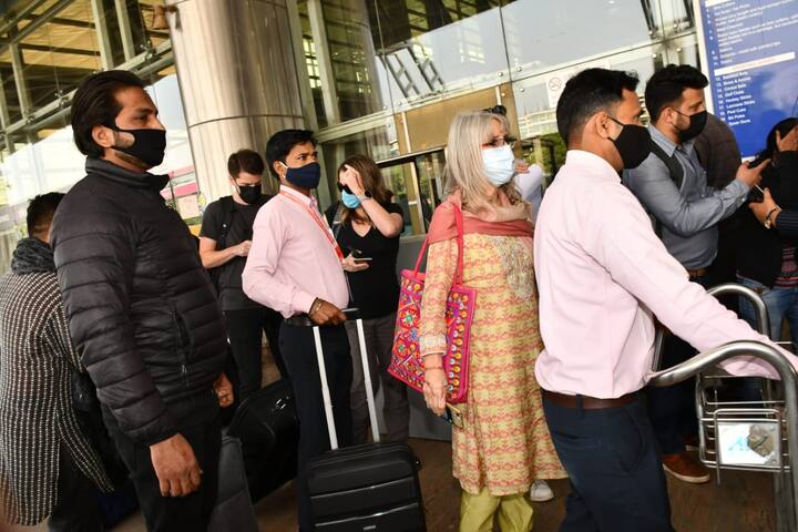 कैटरीना कैफ की मां सुजैन को भी इंडियन आटफिट में जयपुर एयरपोर्ट पर स्पॉट किया गया.