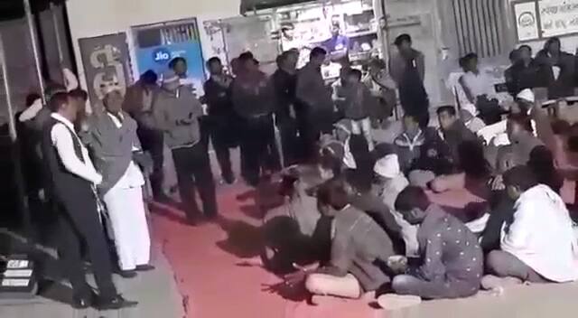 Controversy has erupted after a man close to the BJP's top leader threatened the villagers સૌરાષ્ટ્રમાં ભાજપના ટોચના નેતાના ખાસ માણસની લોકોને ગાળાગાળી સાથે ખુલ્લી ધમકી, ગામ સમરસ ના થાય તો......
