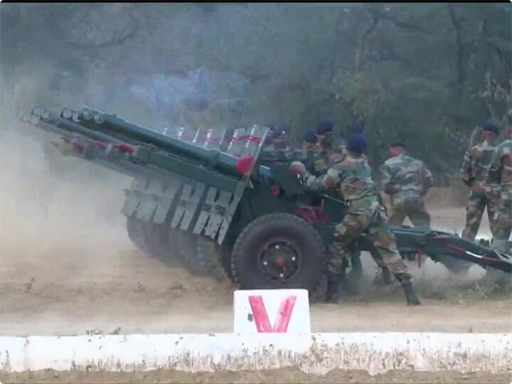 अंतिम यात्रा में शामिल लोगों ने अपने नारे में कहा- 'जब तक सूरज चांद रहेगा, बिपिन जी का नाम रहेगा.' बता दें कि अंतिम संस्कार के दौरान सीडीएस जनरल बिपिन रावत को 17 तोपों की सलामी दी गई. उनका अंतिम संस्कार शाम 5 बजे किया गया. इस दौरान उन्हें 17 तोपों की सलामी दी गई.