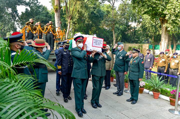 বিকেল ৪টেয় দিল্লি ক্যান্টনমেন্টের ব্রার স্কোয়ার শ্মশানে শেষকৃত্য সম্পন্ন হবে।