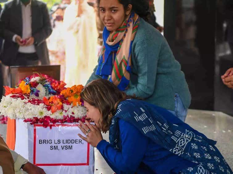 Watching this video of the wife of Brigadier LS Lidder who died in a helicopter crash હેલિકોપ્ટર ક્રેશમાં મૃત્યુ પામનારા બ્રિગેડીયર લિદ્દરનાં પત્નિનો આ વીડિયો જોઈને આંખો થઈ જશે ભીની, ગર્વ પણ અનુભવશો....