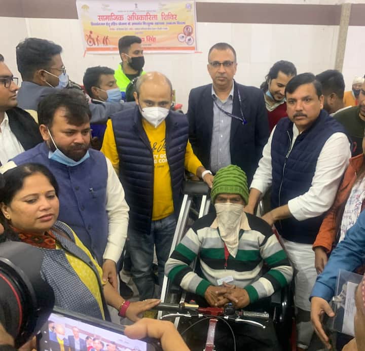 कार्यक्रम मुख्य अतिथि के तौर पर शामिल हुए संजय सिंह ने कहा सामाजिक न्याय और अधिकारिता मंत्रालय की ओर से यह आयोजन किया गया है. जिसमें आधा पैसा सांसद निधि और आधा पैसा केंद्र सरकार की ओर से दिया जाता है. कार्यक्रम में तिमारपुर से विधायक दिलीप पांडे भी मौजूद रहे.