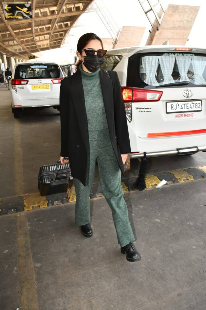 विक्की कौशल के भाई सनी कौशल की कथित गर्लफ्रेंड शरवरी वाघ भी जयपुर एयरपोर्ट पर काफी स्टाइलिश लुक में नजर आईं.