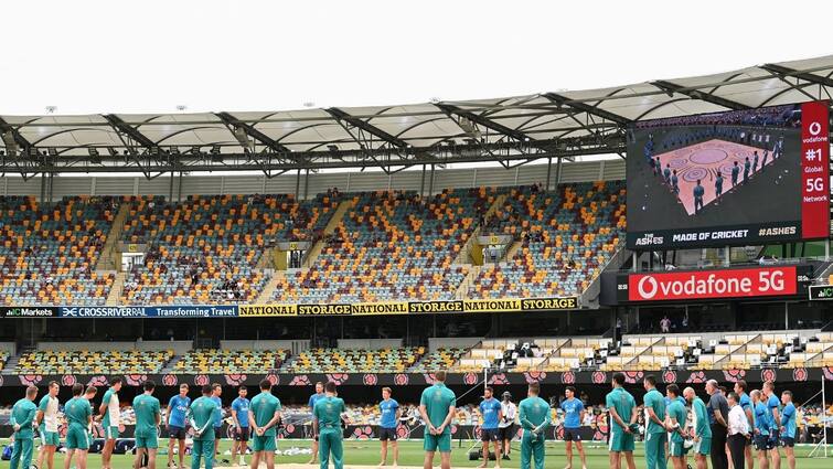 Ashes 2021: Here What Happened When a Fan Proposed His Girlfriend at Gabba Test WATCH Video Ashes 2021 Viral Video: অ্যাশেজের মঞ্চেই বিয়ের প্রস্তাব, ব্রিটিশ-অজি যুগলের ভিডিও ভাইরাল