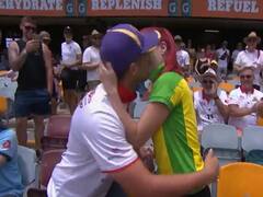 Watch Video: ஆஷஸ் தொடரில் கிரவுண்டில் காதலிக்கு ப்ரோபோஸ் - அக்செப்ட் செய்து ‘லிப் டூ லிப்’ அடித்த காதலி..!