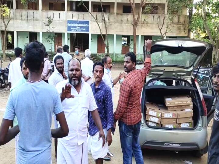 government school head master who tried to escape with free laptops- folded public மயிலாடுதுறை: தலைமை ஆசிரியர் கார் டிக்கியில் 36 இலவச லேப்டாப்கள்.! காவல் நிலையம் சென்ற பள்ளி பிரச்னை!