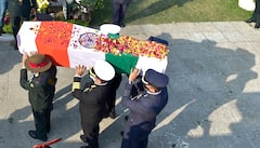 CDS Gen Bipin Rawat Final Journey:চোখের জলে সস্ত্রীক জেনারেল রাওয়াতকে চিরবিদায়, শেষযাত্রায় রাস্তার দু’ধার থেকে পুষ্পবৃষ্টি