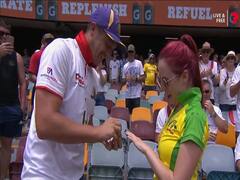 Ashes 2021: गाबा टेस्ट के दौरान इंग्लैंड के फैन ने ऑस्ट्रेलियाई लड़की को किया प्रपोज, दोनों की 'लव स्टोरी' जानकर रह जाएंगे हैरान