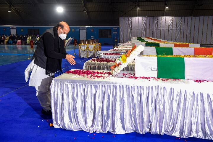 रक्षा मंत्री राजनाथ सिंह भी उन लोगों में शामिल थे, जिन्होंने यहां दिवंगतों को श्रद्धांजलि अर्पित की.