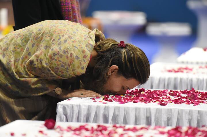 जनरत रावत की दो बेटियां हैं. दोनों बेटियों ने कल पालम एयरपोर्ट पर अपने पिता को श्रद्धांजलि दी.