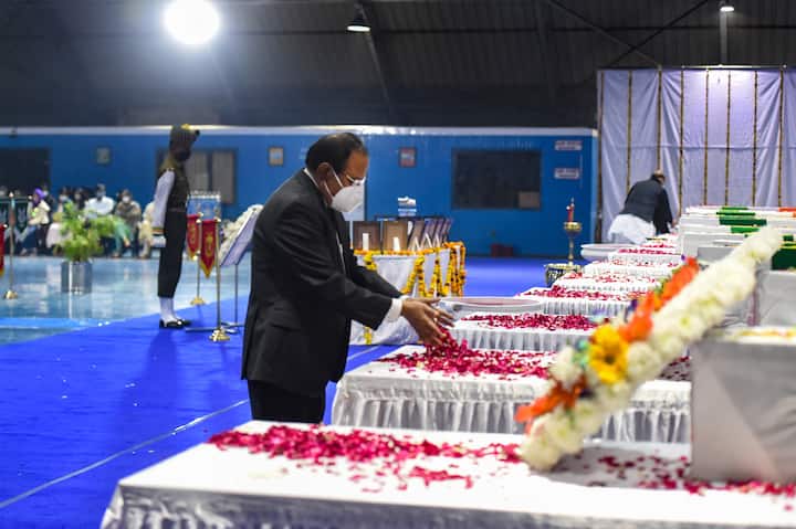 पार्थिव शरीरों को भारतीय वायुसेना के सी-130 जे विमान से सुलूर एयरबेस से दिल्ली लाया गया था.