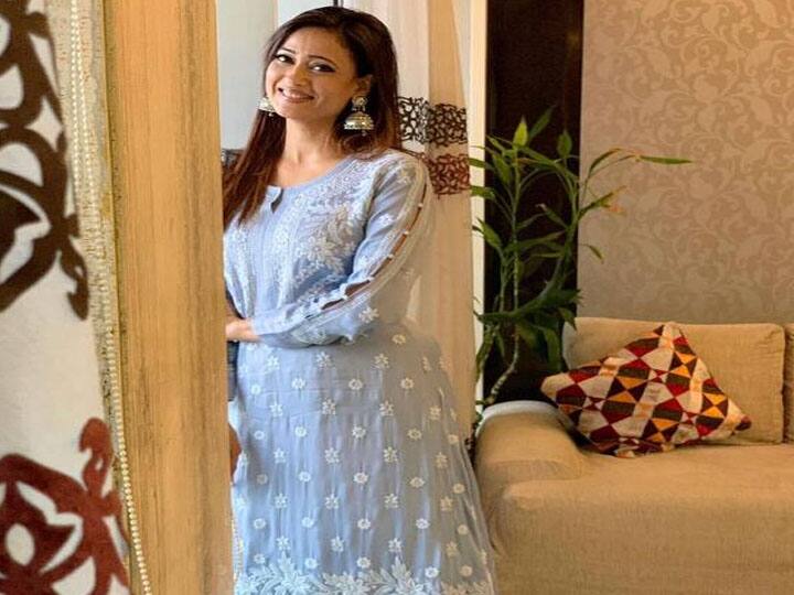 कमरे में बड़ी-बड़ी खिड़कियां हैं जो घर को पर्याप्त हवादार बनाती हैं. श्वेता तिवारी ने अपनी अनगिनत ट्राफियों को अपने लिविंग रूम में रखा है.