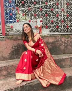 Shraddha Arya Photos: बनारसी साड़ी में नई-नवेली दुल्हन की तरह यूं शर्माती नजर आईं श्रद्धा आर्या, Kundali Bhagya एक्ट्रेस की खूबसूरती पर दिल हार बैठे फैंस