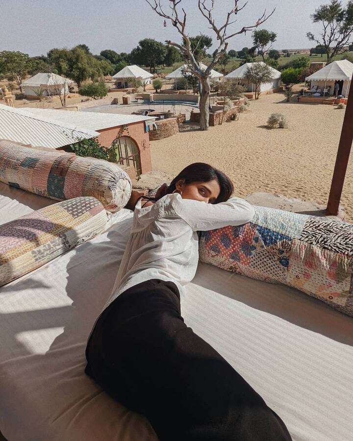 भाग्यश्रीने वाळवंटात काढलेले हि फोटो सध्या सोशल मिडीयावर व्हायरल झाले आहेत. (Photo Credit : @bhagyashreelimaye/Instagram)