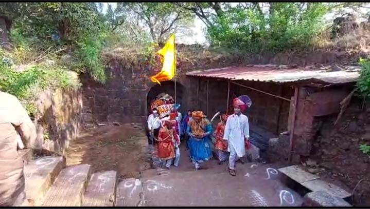 काहीवेळातच गडावरच्या शिवाजी महाराजांच्या पालखीची मिरवणूक मंदिरातून निघाली.