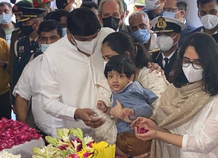 काफी गमगीन माहौल में सीडीएस जनरल बिपिन रावत और मधुलिका रावत की बेटियों कीर्तिका और तारिणी ने भी नम आंखों से अपने पिता और मां को श्रद्धांजलि दी.