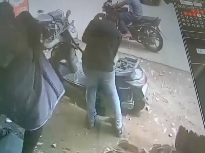 பைக்கை நிறுத்திவிட்டு இனிப்பு வாங்க சென்றவருக்கு அதிர்ச்சி - முதியவரிடம் இருந்து 6 லட்சம் அபேஸ்