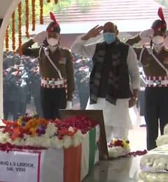 LS Lidder Last Rites: पंचतत्व में विलीन हुए ब्रिगेडियर एलएस लिड्डर, नम आंखों से देश ने दी विदाई- PICS