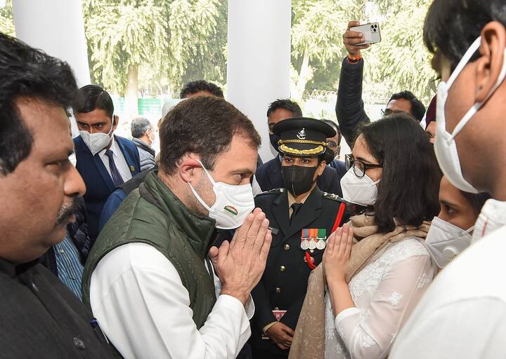 স্ত্রীক জেনারেলকে শ্রদ্ধা জানাতে সকাল সাড়ে ৯টা নাগাদ রাওয়াতের বাসভবনে আসেন রাহুল গাঁধী।