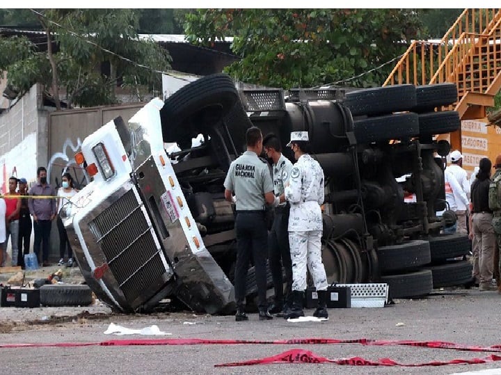 Mexico truck crash: At least 53 people killed as trailer overturns பஞ்சம் பிழைக்க தப்பித்துச் சென்றவர்கள் உயிரைப் பறித்த கோர விபத்து: மெக்சிகோ சோகம்
