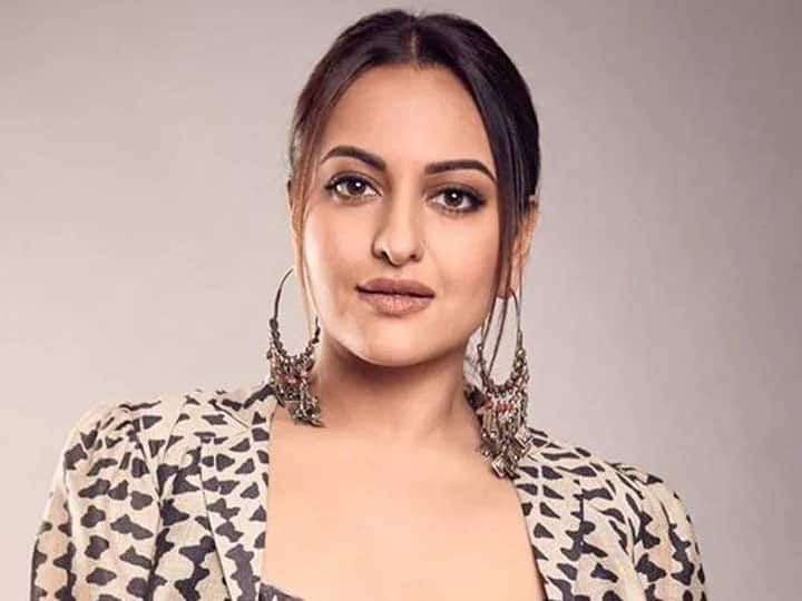 एक्शन-ड्रामा फिल्म 'दबंग' से डेब्यू करने वाली सोनाक्षी सिन्हा के नाम एक ऐसे इवेंट में हिस्सा लेने का गिनीज रिकॉर्ड है, जिसमें ज्यादातर लोगों ने एक साथ अपने नाखूनों को पेंट किया था. एक्ट्रेस ने साल 2016 में नेल पेंटिंग प्रतियोगिता में शामिल हुईं, जिसमें 1328 महिलाओं ने भाग लिया था.