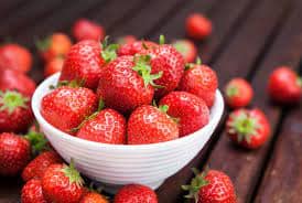 health benefits of Strawberries and how to store them for long in fridge Strawberries: क्यों फायदेमंद रहता है स्ट्रॉबेरीज खरीदने के बाद इन्हें ब्लो ड्राई करना