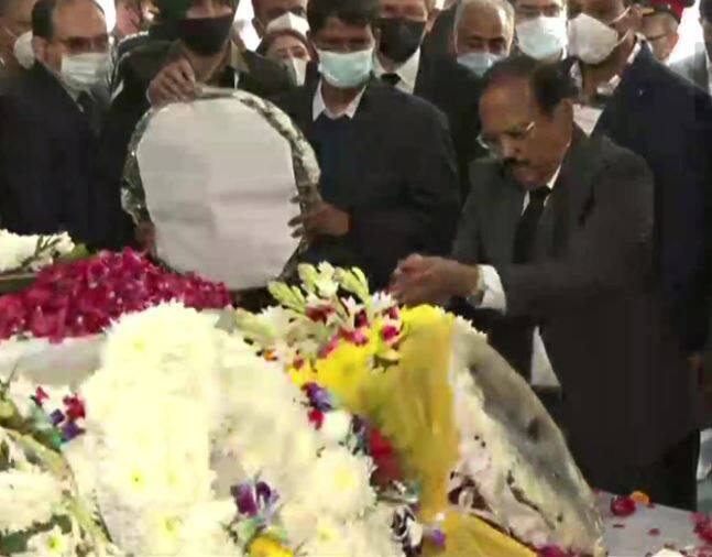 एनएसए अजीत डोभाल ने भी सीडीएस जनरल बिपिन रावत और उनकी पत्नी मधुलिका रावत के आवास पहुंचकर उन्हें पुष्पांजलि अर्पित की.