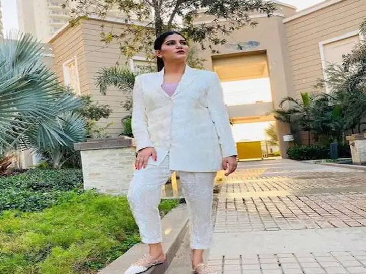 इसके बाद सपना चौधरी टीवी के मोस्ट कंट्रोवर्शियल और मोस्ट पॉपुलर शो बिग बॉस के 11वें सीजन में भी नजर आई थीं, जिसके बाद पूरा देश उन्हें जानने लगा था.