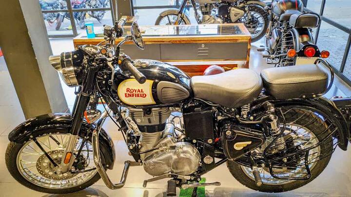 Royal Enfield Bullet ਨੂੰ ਕੰਪਨੀ ਨੇ ਦੋ ਵੇਰੀਐਂਟਸ ਦੇ ਨਾਲ ਲਾਂਚ ਕੀਤਾ ਸੀ, ਜਿਸ 'ਚ ਪਹਿਲਾ ਕਿੱਕ ਸਟਾਰਟ ਤੇ ਦੂਜਾ ਸੈਲਫ ਸਟਾਰਟ Royal Enfield Bullet ਹੈ। Royal Enfield Bullet ਬੁਲੇਟ ਇਕ 346 ਸੀਸੀ ਸਿੰਗਲ ਸਿਲੰਡਰ ਇੰਜਣ ਦੁਆਰਾ ਸੰਚਾਲਿਤ ਹੈ ਜੋ ਏਅਰ ਕੂਲਡ ਹੈ ਤੇ ਫਿਊਲ ਇੰਜੈਕਟਡ ਤਕਨੀਕ ਨਾਲ ਆਉਂਦਾ ਹੈ। ਇਸ ਦਾ ਇੰਜਣ 19.36 PS ਦੀ ਪਾਵਰ ਜਨਰੇਟ ਕਰਦਾ ਹੈ। ਇਸ ਦਾ ਅਧਿਕਤਮ ਟਾਰਕ 28 Nm ਹੈ। ਇਸ ਬਾਈਕ 'ਚ 5 ਸਪੀਡ ਗਿਅਰਬਾਕਸ ਦਿੱਤਾ ਗਿਆ ਹੈ।