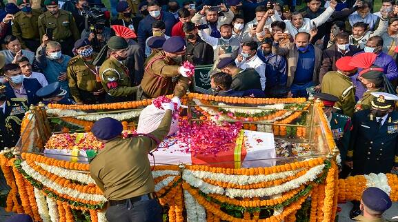 Funeral procession of CDS Bipin Rawat amid chants of Vande Mataram and General Rawat amar rahe Funeral procession of CDS Rawat : 'জেনারেল রাওয়াত অমর রহে' স্লোগানে শেষযাত্রায় চিফ অফ ডিফেন্স স্টাফ