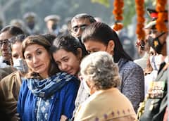 'দু:খ আগলে বিদায়', ব্রিগেডিয়ার লিড্ডারের শেষকৃত্যে কান্নায় ভেঙে পড়লেন স্ত্রী-কন্যা