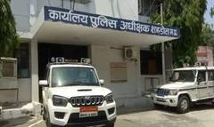 Shahdol News: कोरोना गाइडलाइंस के खिलाफ चार पुलिस वालों ने तम्बाकू खाकर थूका, एसपी ने दी यह सजा