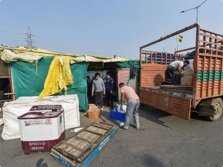 किसानों के विरोध प्रदर्शन का नेतृत्व करने वाले संयुक्त किसान मोर्चा (एसकेएम) ने गुरुवार को लंबे समय से जारी आंदोलन को स्थगित करने का फैसला किया था, क्योंकि सरकार ने तीन कृषि कानूनों को निरस्त करने के कुछ दिनों बाद, उनकी अन्य सभी मांगों पर विचार करने के लिए सहमति व्यक्त की. एसकेएम नेताओं ने घोषणा की है कि आंदोलन स्थगित कर दिया जाएगा और किसान 11 दिसंबर को विजय मार्च निकाल कर अपने घर वापस जाएंगे.