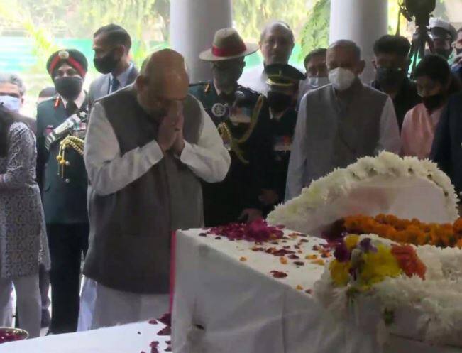 जनरल रावत को श्रद्धांजलि देने के लिए आज गृह मंत्री अमित शाह भी उनके आवास पर पहुंचे. शाह ने पुष्पांजलि अर्पित कर जनरल रावत को नमन किया.