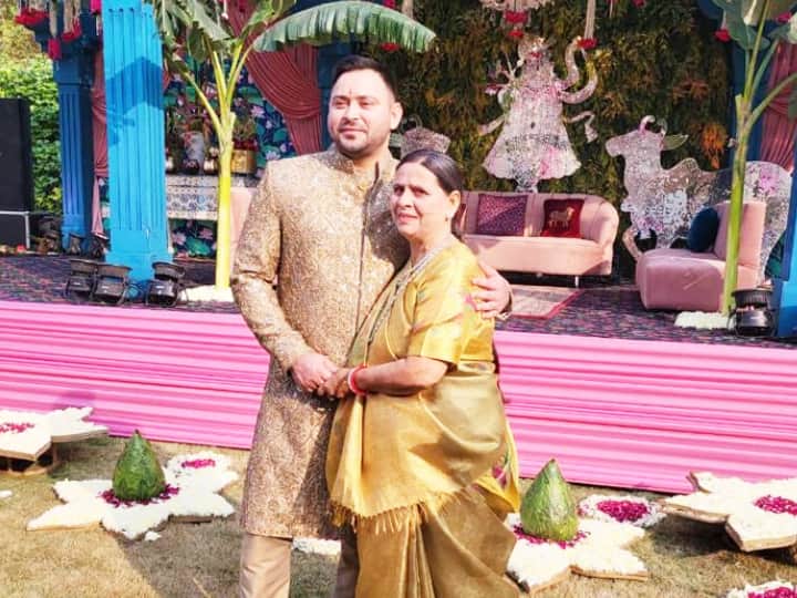 09 दिसंबर को लालू यादव के छोटे बेटे तेजस्वी यादव ने अपनी दोस्त रेचल से दिल्ली में शादी कर ली. स्टेज को पूरा राधे-कृष्ण की थीम पर सजाया गया था. स्टेज पर दूल्हे-दुल्हन की बैठने वाली जगह के ठीक पीछे राधे और कृष्ण की तस्वीर रखी गई थी. ये कहा जा सकता है कि राधे-कृष्ण को साक्षी मानकर अब तेजस्वी यादव और रेचल एक-दूसरे के हो गए हैं.