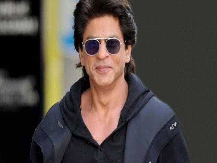 किंग ऑफ रोमांस यानी शाहरुख खान इन दिनों इस नाम से जाने जाते हैं. हालांकि शाहरुख खान के दुनिया भर में करोड़ो फैन्स हैं, लेकिन बहुतों को ये नहीं पता होगा कि SRK का नाम गिनीज बुक ऑफ वर्ल्ड रिकॉर्ड में भी है. उन्होंने 2013 में 220.5 करोड़ रुपये की कमाई के साथ सबसे अधिक कमाई करने वाले बॉलीवुड अभिनेता के रूप में फोर्ब्स की लिस्ट में स्थान हासिल किया था.