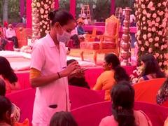 देश के इस शहर में शादी समारोह के दौरान की जा रही कोरोना सर्टिफिकेट की जांच, लगाई जा रही वैक्सीन, देखें तस्वीरें