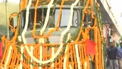 CDS Bipin Rawat Last Rites: आखिरी यात्रा वाली 'तोप गाड़ी' के साथ दौड़ते रहे लोग, नम हुई आंखें