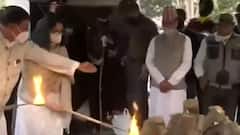 देश के लिए बेहद भावुक पल, CDS gen Bipin Rawat और उनकी पत्नी को बेटियों ने दी मुखाग्नि