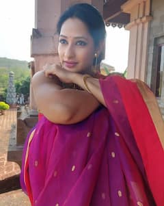 Priya Marathe : प्रिया मराठेचा मनमोहक अंदाज, जांभळ्या साडीत दिसतेय खास!