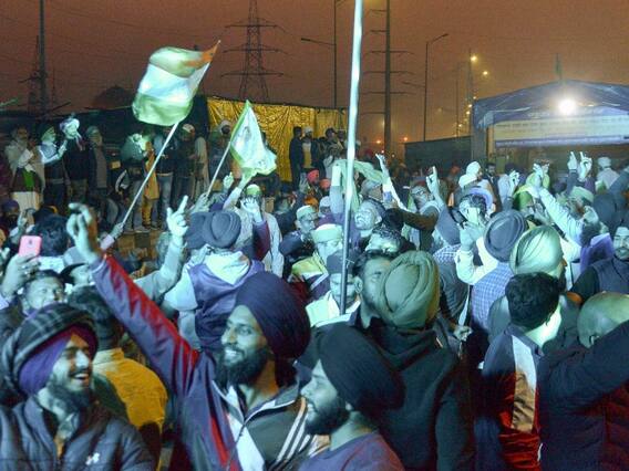 Farmers Protest: दिल्ली की सीमाओं पर आंदोलनकारी किसानों की आज आखिरी रात, मनाया गया जश्न, पढ़ें बड़ी बातें Farmers Protest: दिल्ली की सीमाओं पर आंदोलनकारी किसानों की आज आखिरी रात, मनाया गया जश्न, पढ़ें बड़ी बातें